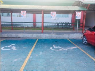 Estacionamento lateral do Campus – vagas destinadas a pessoas com deficiência