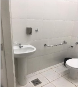 Espaço interno do banheiro de PNE com barra/puxador horizontal