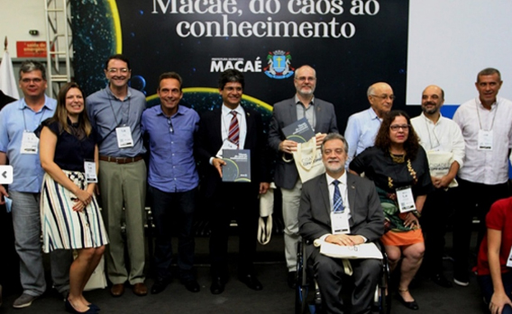 Membros do observatório, reitores das instituições de ensino, membros do poder público e representantes da sociedade civil no lançamento do livro “Macaé, do caos ao conhecimento” - Feira Brasil Offshore, 2019