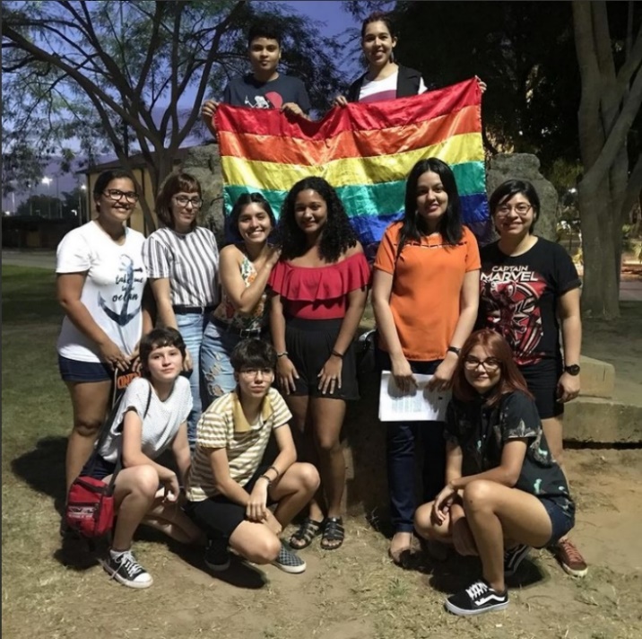 Reunião da Coletiva Lésbica Piauiense com bandeira LGBT