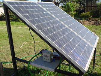 Conjunto de painéis solares fotovoltaicos de 130 Wp e bombas d’água 12 VCC para irrigação