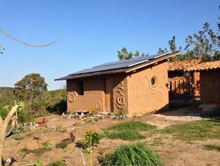Conjunto de painéis solares fotovoltaicos instalado em sistema isolado na comunidade Monte Alegre localizada na Chapada Diamantina/BA